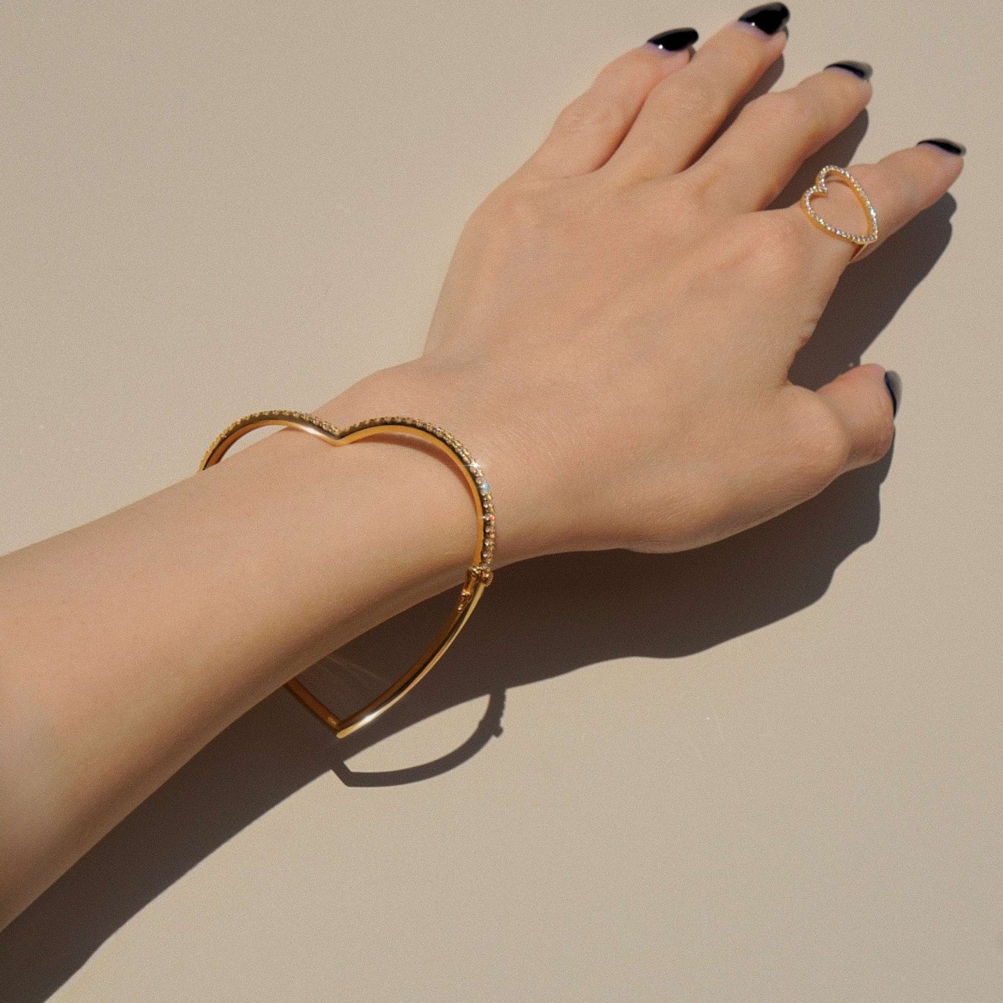 Shūren shinka collection / heart hug silhouette diamond bangle K18YG