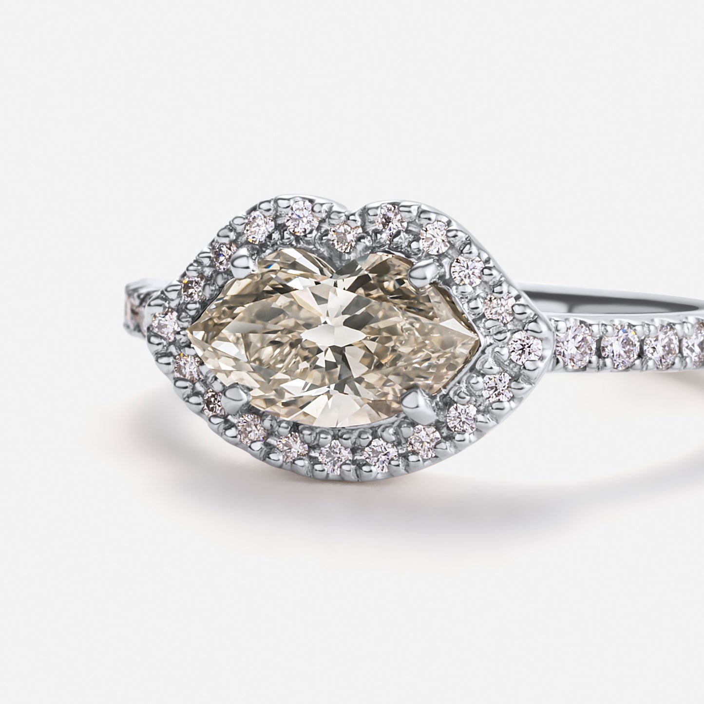 new basic collection / luxe kiss cut diamond halo ring Pt950