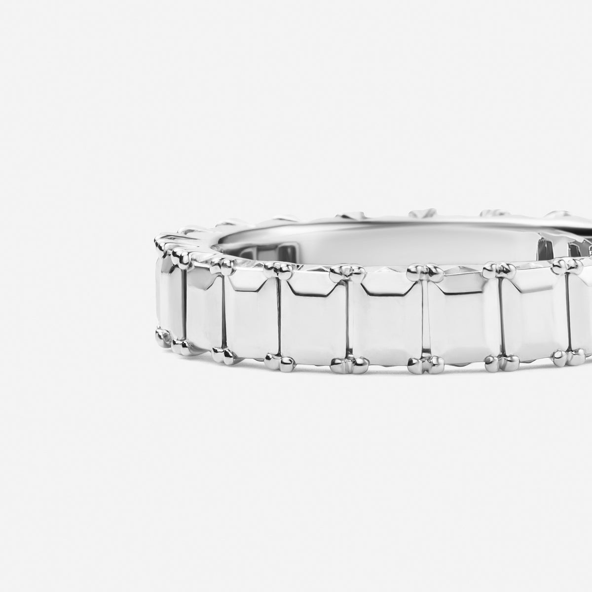 new basic collection / sculptural emerald cut eternity ring pt950